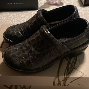 Nursing shoes super comfortable.